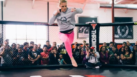 UFC219“机械婆”判定降服霍尔姆卫冕