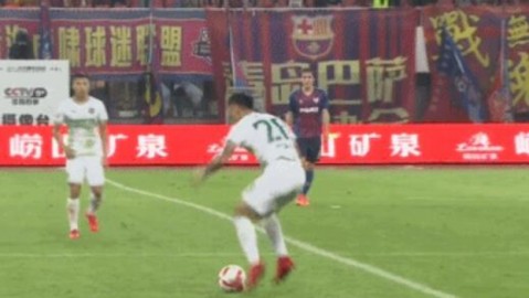 进球太嗨踢断角旗杆？一文讲透球员踢角旗庆祝到底犯规吗